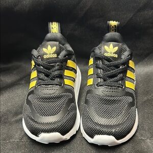 Kid’s  Adidas Toddler Ortholite Shoes (size 5)